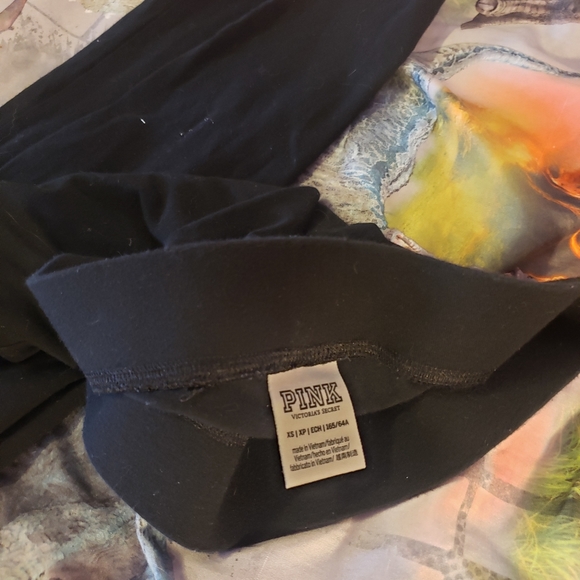 Black vs pink leggings - Picture 3 of 3